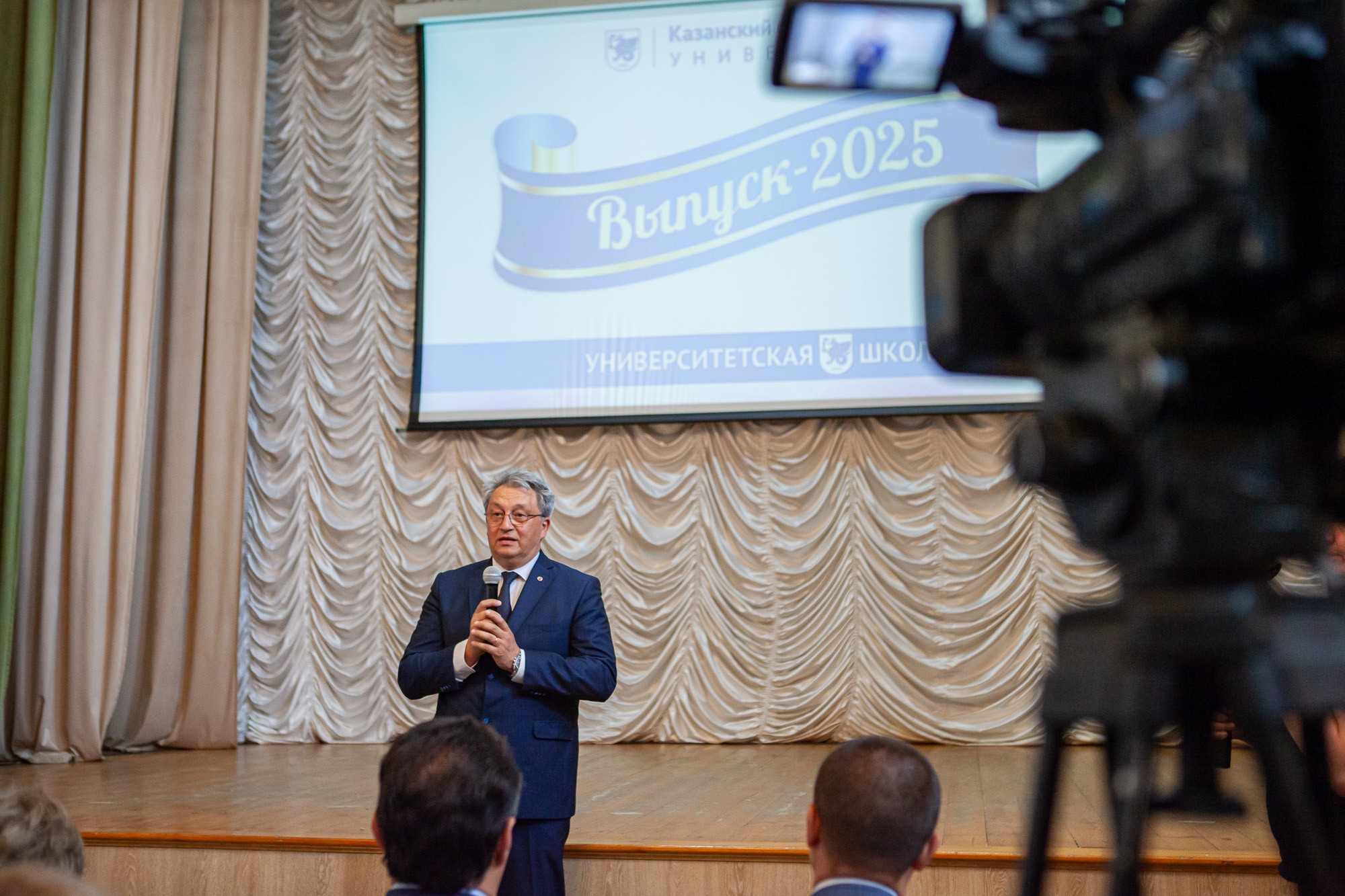 Выпускникам школы КФУ 'Университетская' торжественно вручили медали Выпускникам школы КФУ 'Университетская' торжественно вручили медали