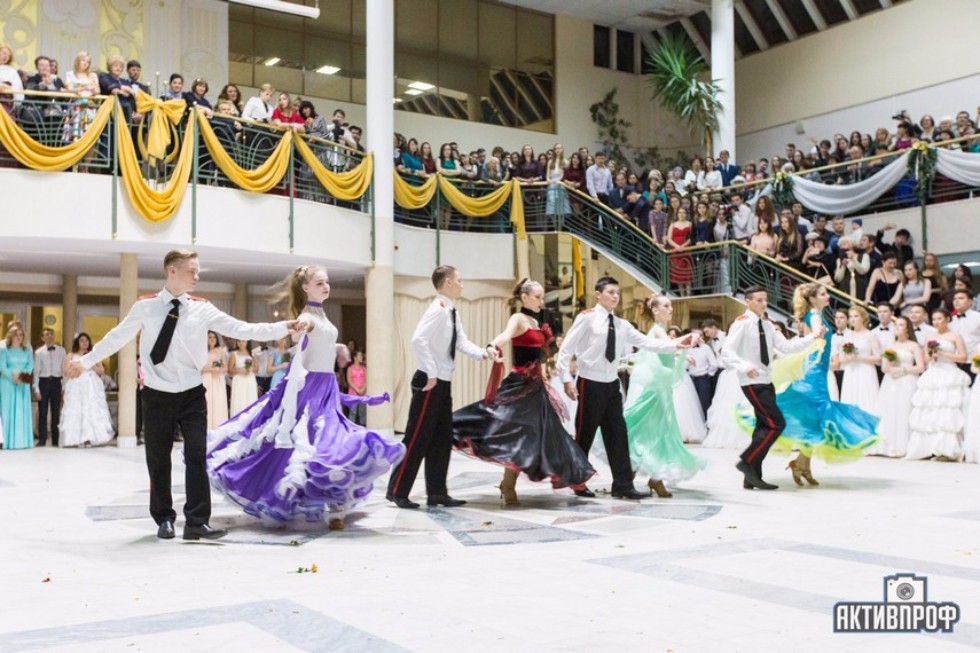 Торжественный бал в честь Дня рождения университета прошел в Елабужском институте КФУ Торжественный бал в честь Дня рождения университета прошел в Елабужском институте КФУ