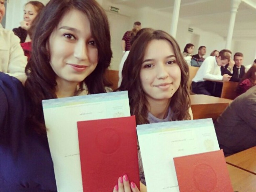 Наши отличницы: Уразгалиева Ильмира, Мухаметзянова Диана Студенты, выпускники