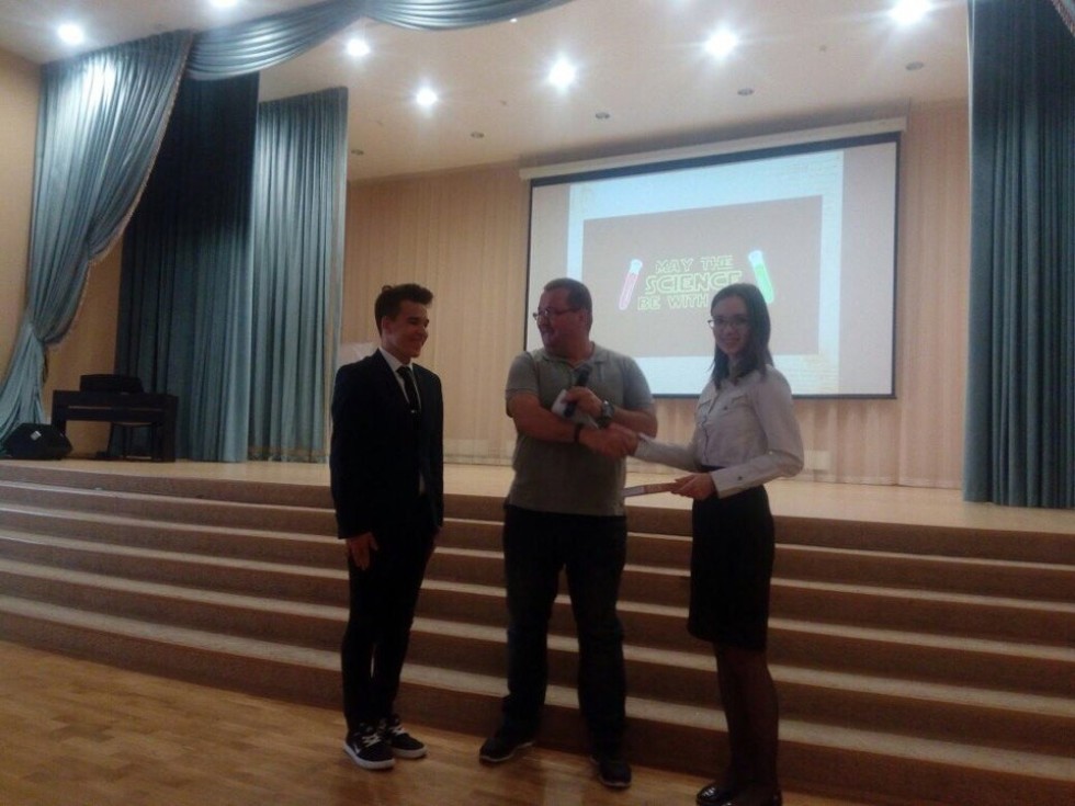 Ученый КФУ провел лекцию для школьников в 179 средней школе Ученый КФУ провел лекцию для школьников в 179 средней школе