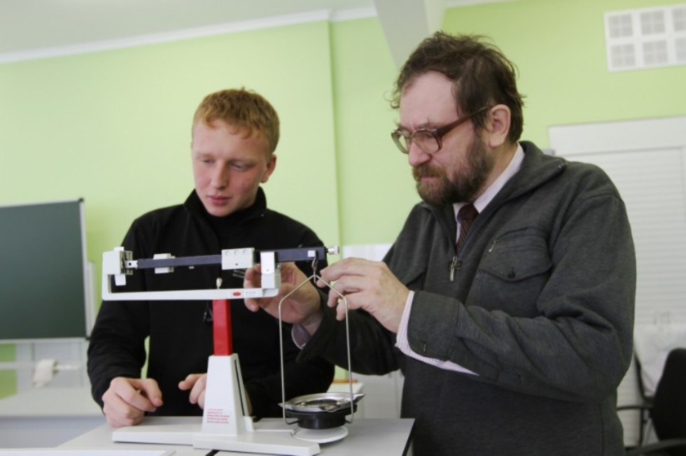 Practice in mechanics (laboratory �� 706, 707)