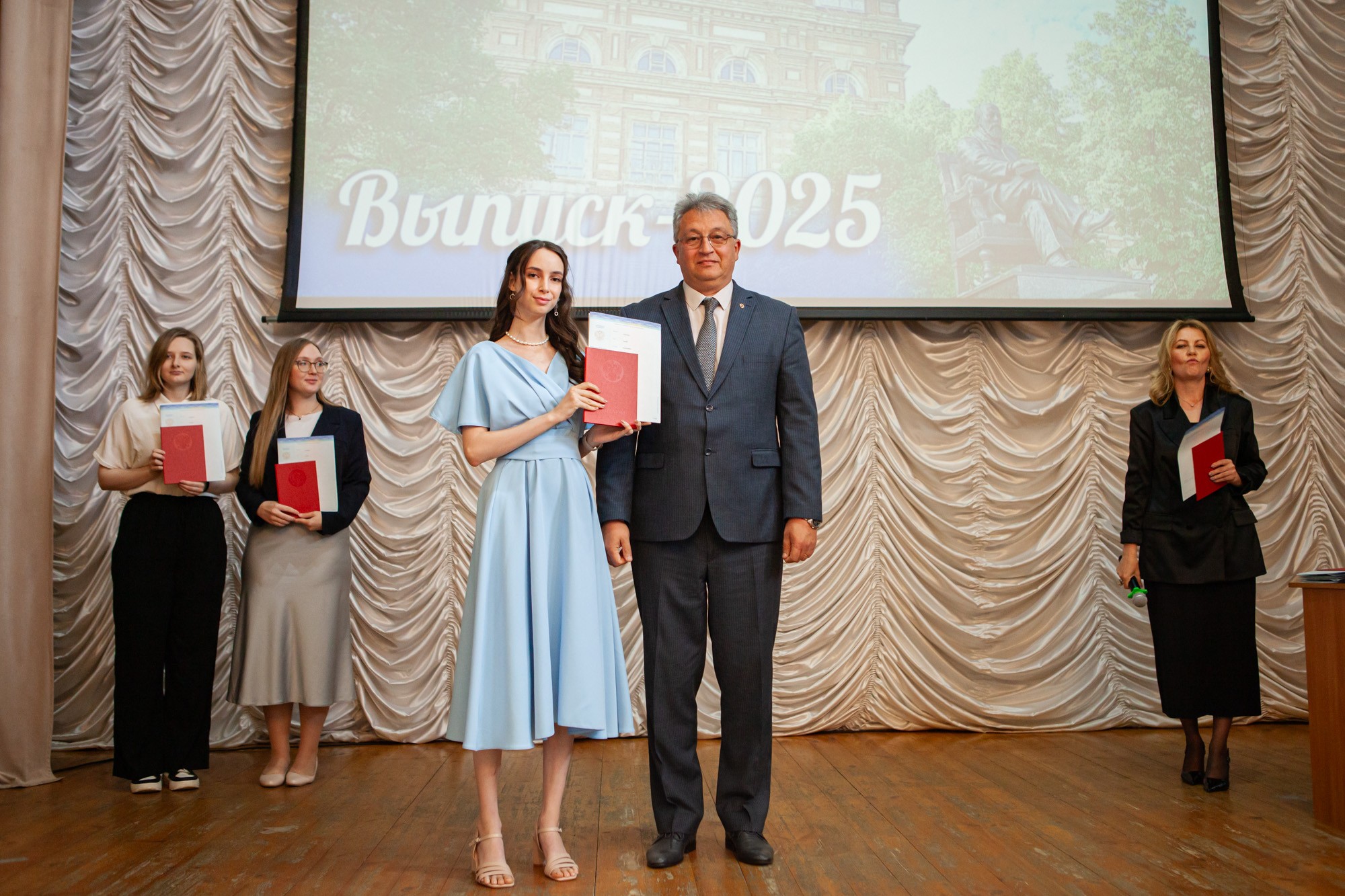 Состоялось вручение дипломов выпускникам Елабужского института КФУ Состоялось вручение дипломов выпускникам Елабужского института КФУ