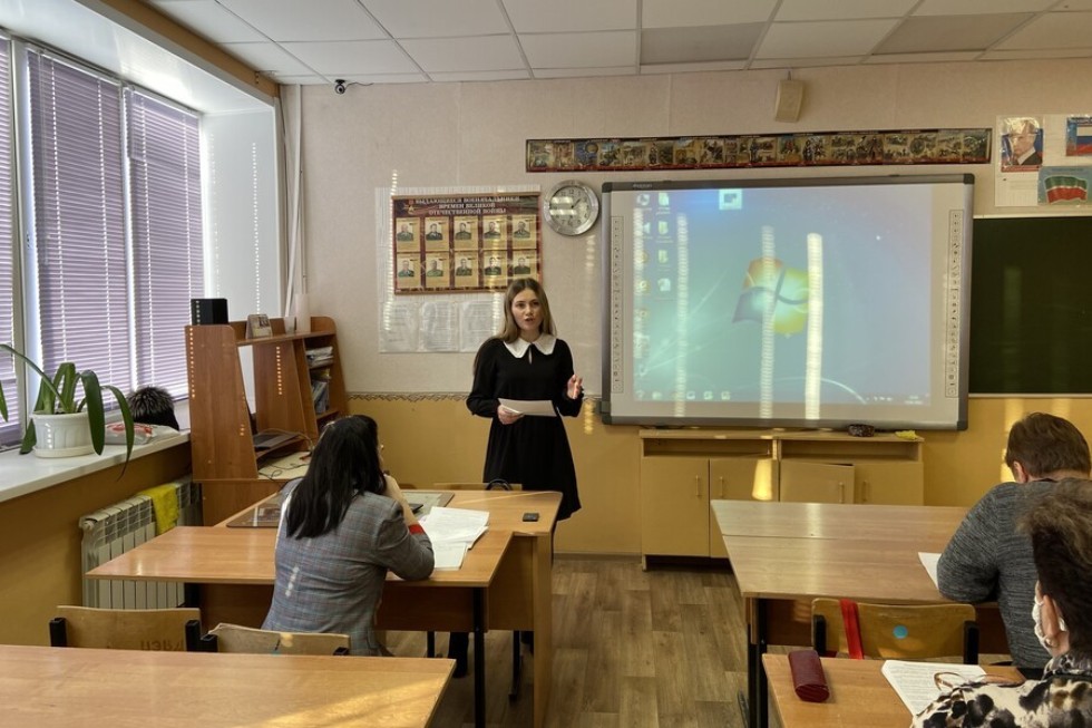 Преподаватели Елабужского института КФУ и ОШ 'Университетская' приняли участие в работе методического объединения учителей истории и обществознания Преподаватели Елабужского института КФУ и ОШ 'Университетская' приняли участие в работе методического объединения учителей истории и обществознания