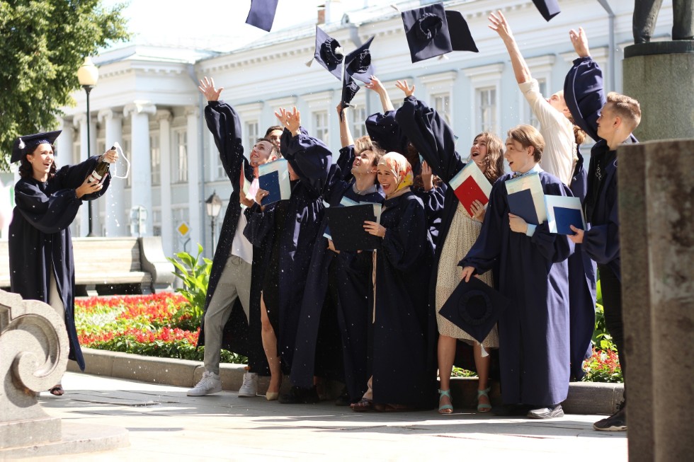 Вручение дипломов выпускникам кафедры религиоведения Вручение дипломов выпускникам кафедры религиоведения