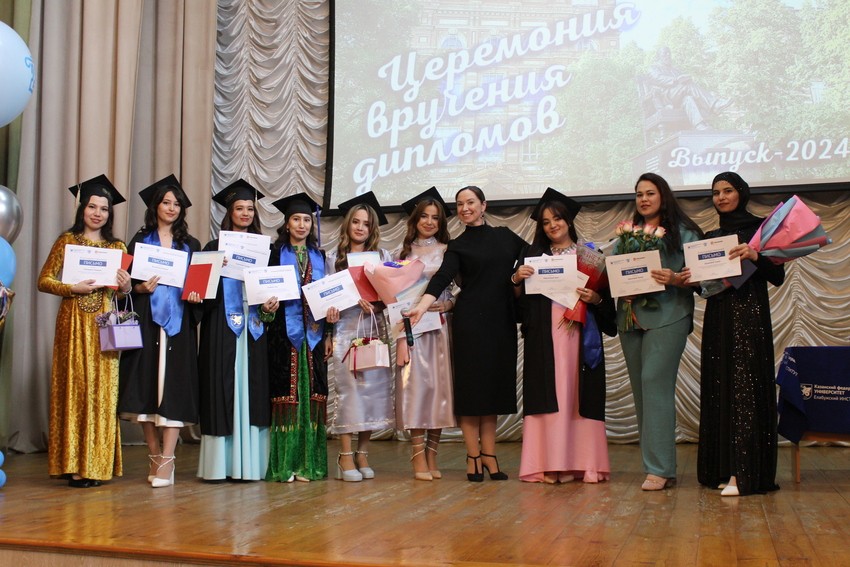 В Елабужском институте КФУ вручили дипломы иностранным выпускникам-филологам и историкам В Елабужском институте КФУ вручили дипломы иностранным выпускникам-филологам и историкам
