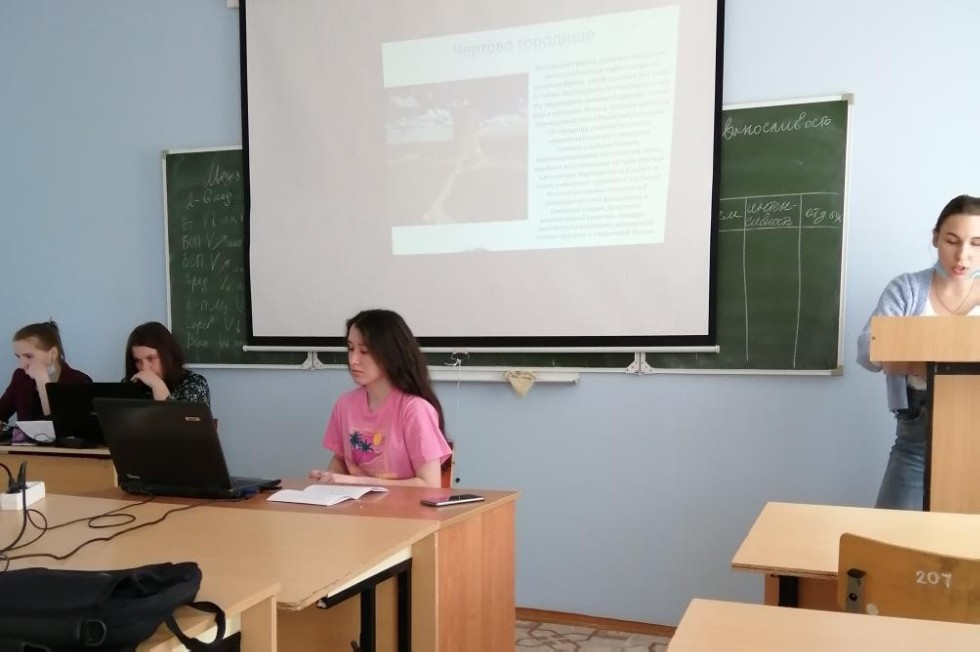 Студенты выступили с докладами на научном кружке ,Елабужский институт КФУ