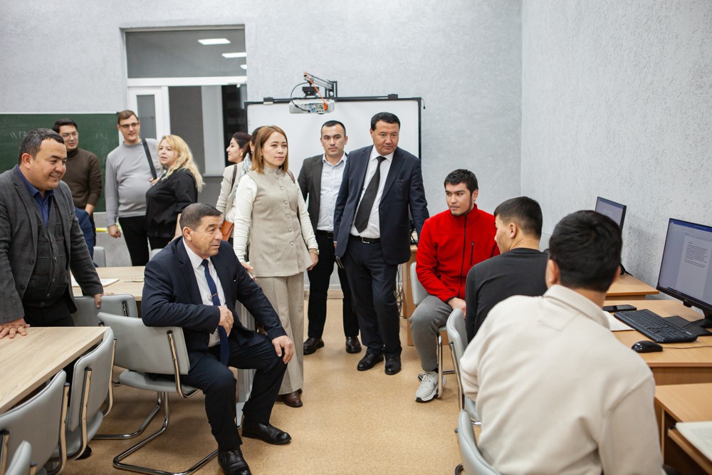 В Елабужском институте КФУ встретили делегацию из Термеза В Елабужском институте КФУ встретили делегацию из Термеза