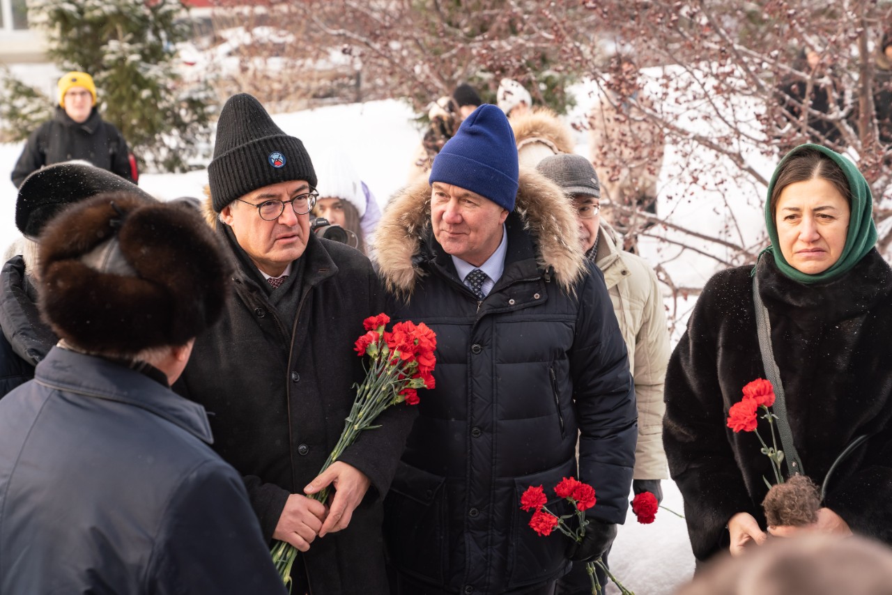 КФУның ректор бакчасында герой-шагыйрь Муса Җәлилне искә алдылар КФУның ректор бакчасында герой-шагыйрь Муса Җәлилне искә алдылар