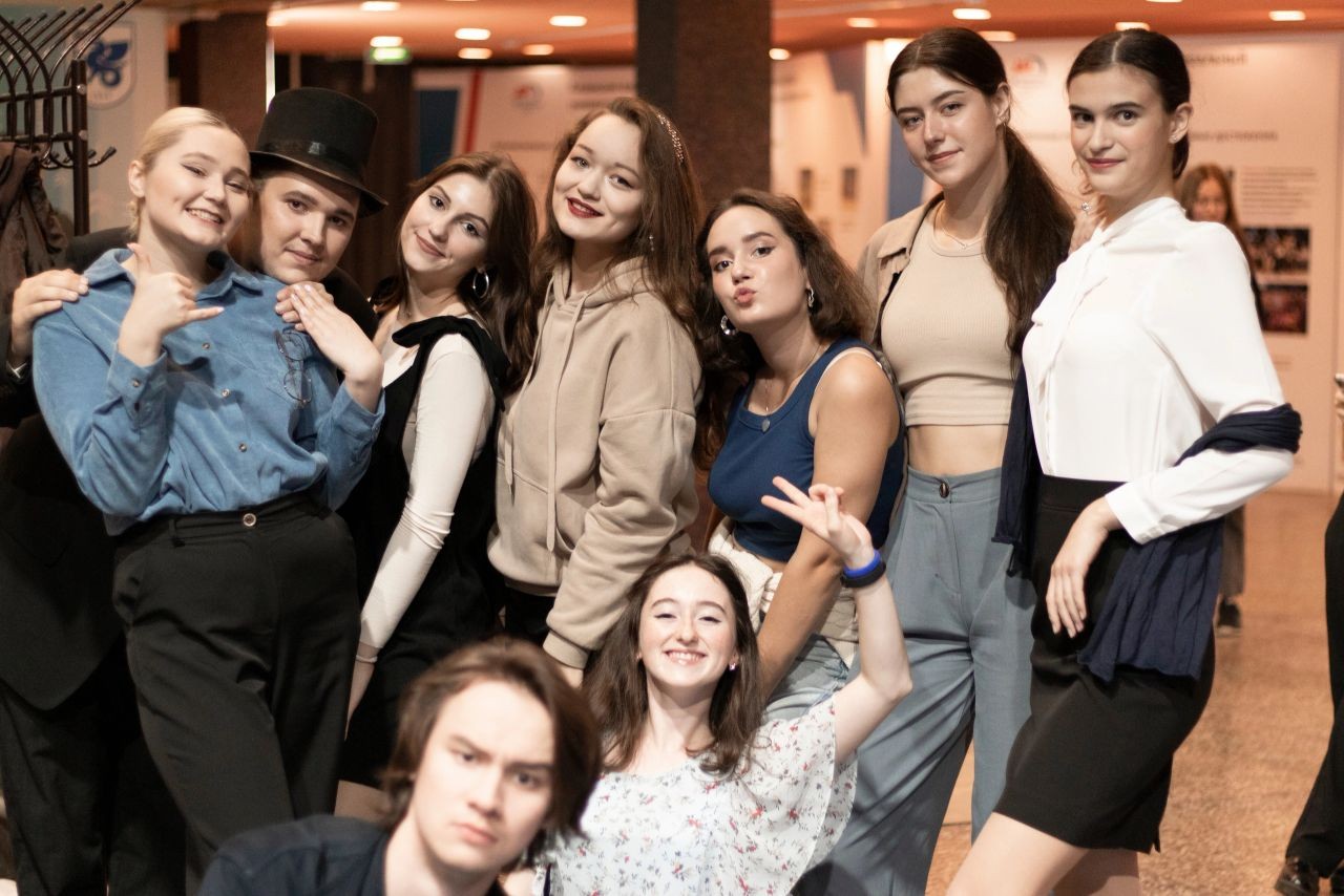 Творческий коллектив 'Между строк' Творческий коллектив 'Между строк'