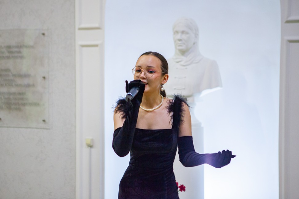 Со 125-летием Елабужский институт поздравляют студенты Со 125-летием Елабужский институт поздравляют студенты