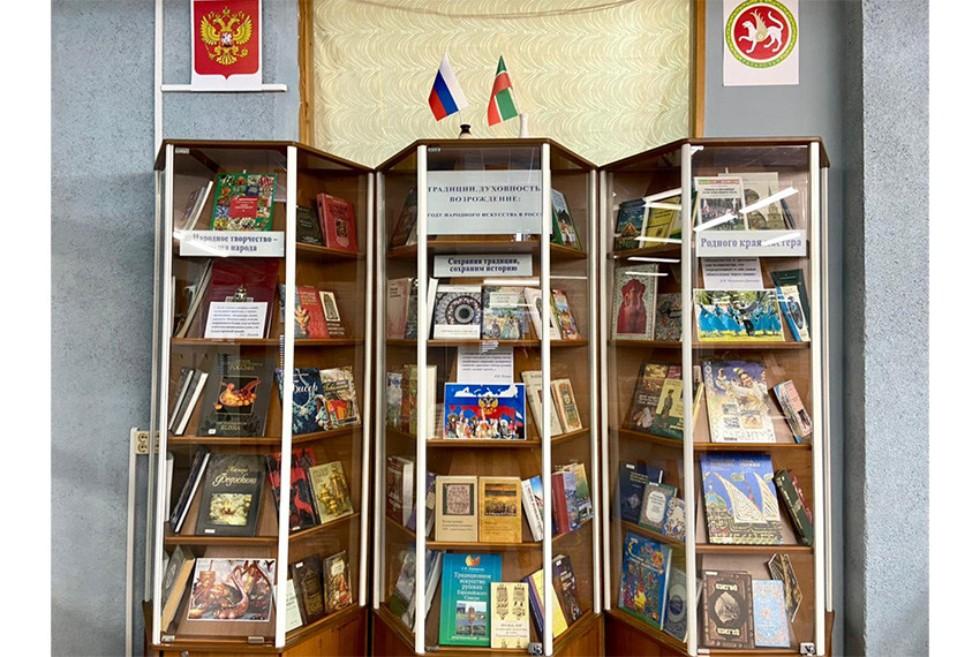 В научной библиотеке КФУ открылась выставка книг и плакатов. ,библиотека, выставка, советские плакаты, народное искусство, языки народов России