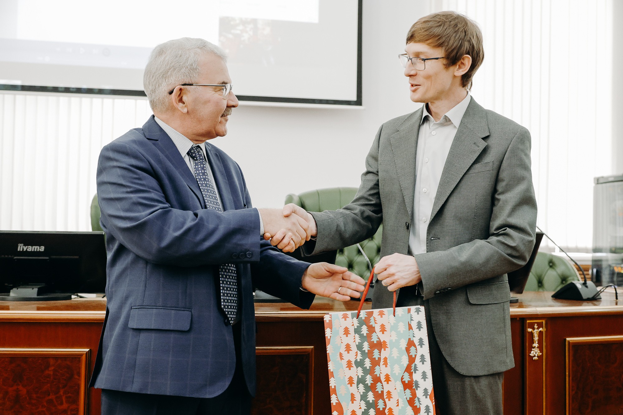 И.о. директора ИМОИиВ поздравляет всех коллег с наступающим Новым годом! И.о. директора ИМОИиВ поздравляет всех коллег с наступающим Новым годом!