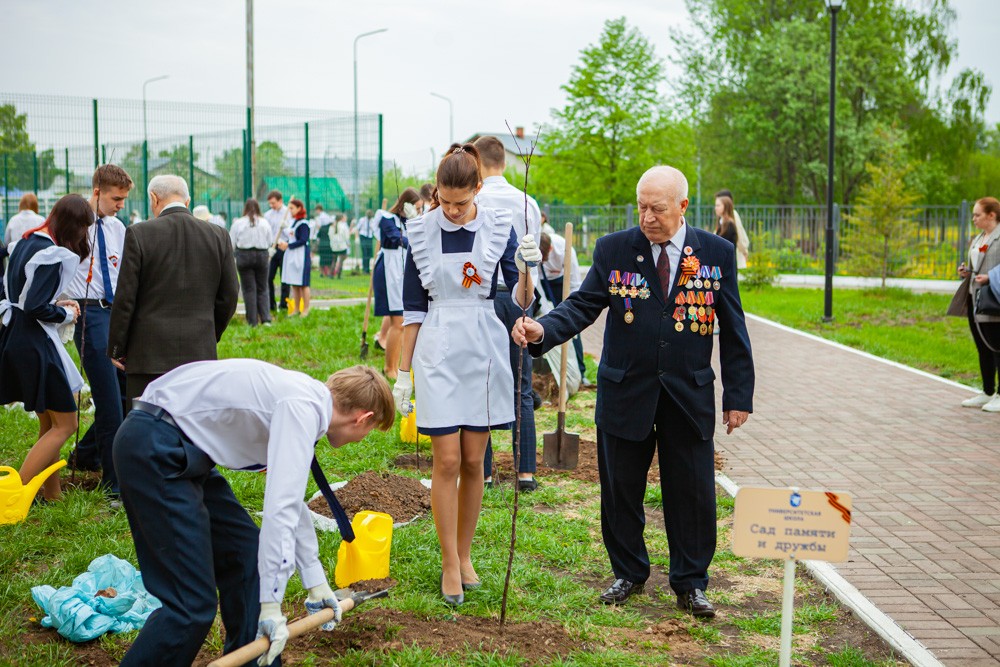 Обучающиеся 'Университетской' школы Елабужского института КФУ совместно с ветеранами посадили деревья в честь Годовщины Победы Обучающиеся 'Университетской' школы Елабужского института КФУ совместно с ветеранами посадили деревья в честь Годовщины Победы