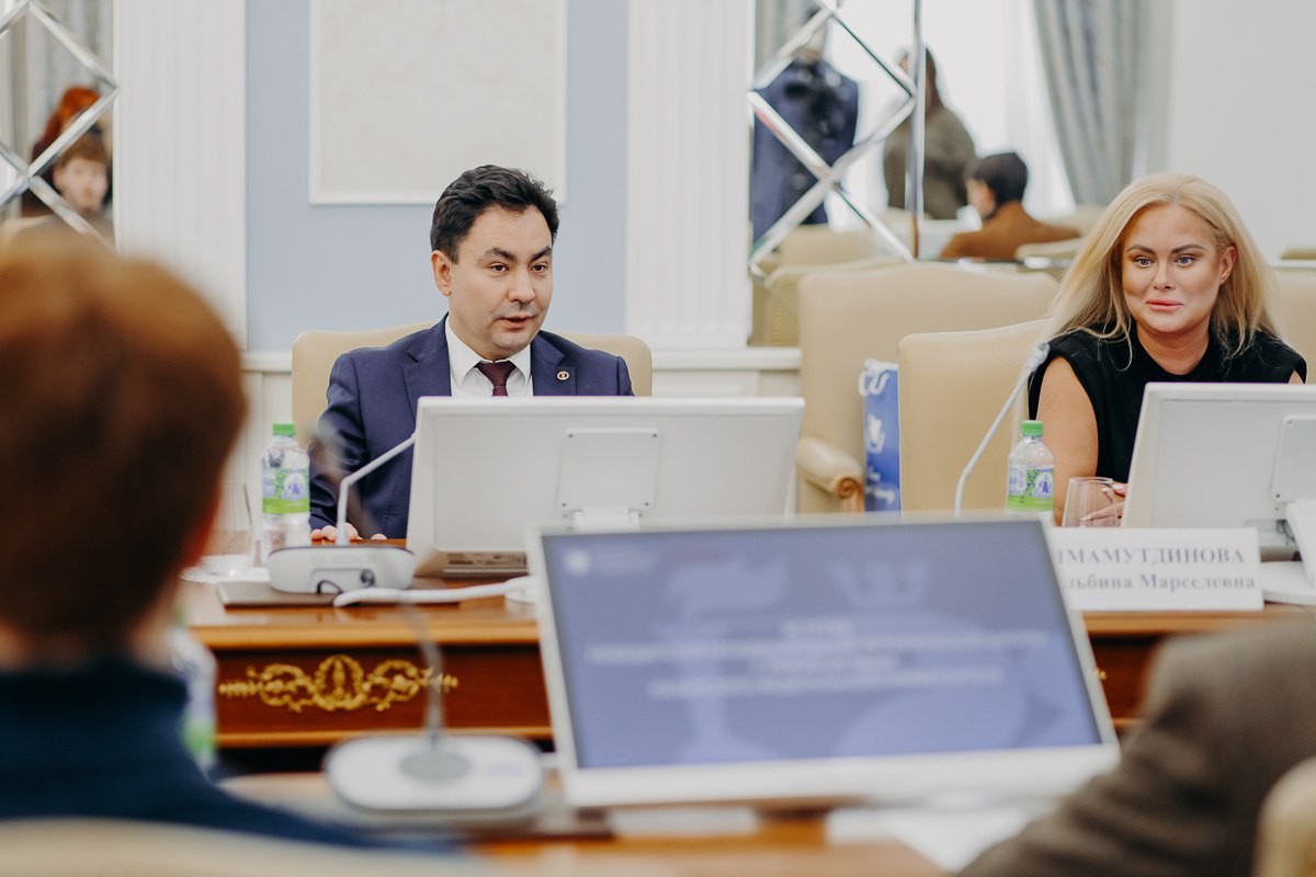 Победители V Международной исторической школы Российского исторического общества встретились проректором по внешним связям КФУ Т.Б.Алишевым Победители V Международной исторической школы Российского исторического общества встретились проректором по внешним связям КФУ Т.Б.Алишевым