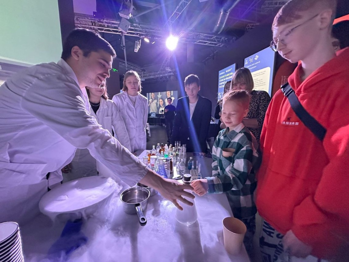 Студенты кафедры химического образования на Республиканском фестивале талантливых детей и молодежи Студенты кафедры химического образования на Республиканском фестивале талантливых детей и молодежи