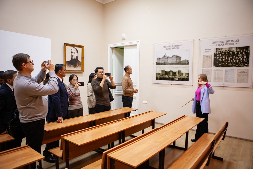 В Елабужском институте КФУ встретили делегацию из Термеза В Елабужском институте КФУ встретили делегацию из Термеза