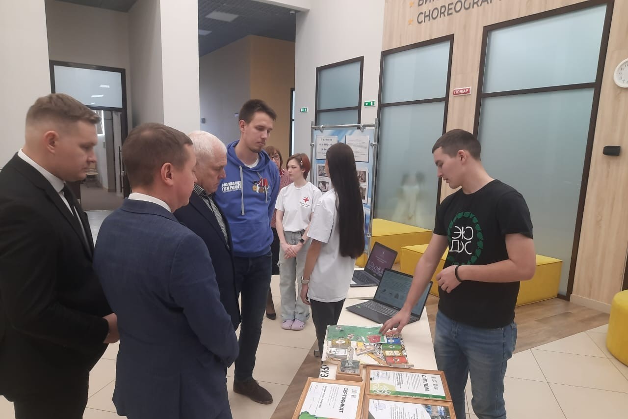 День волонтера отметили студенты Елабужского института КФУ День волонтера отметили студенты Елабужского института КФУ