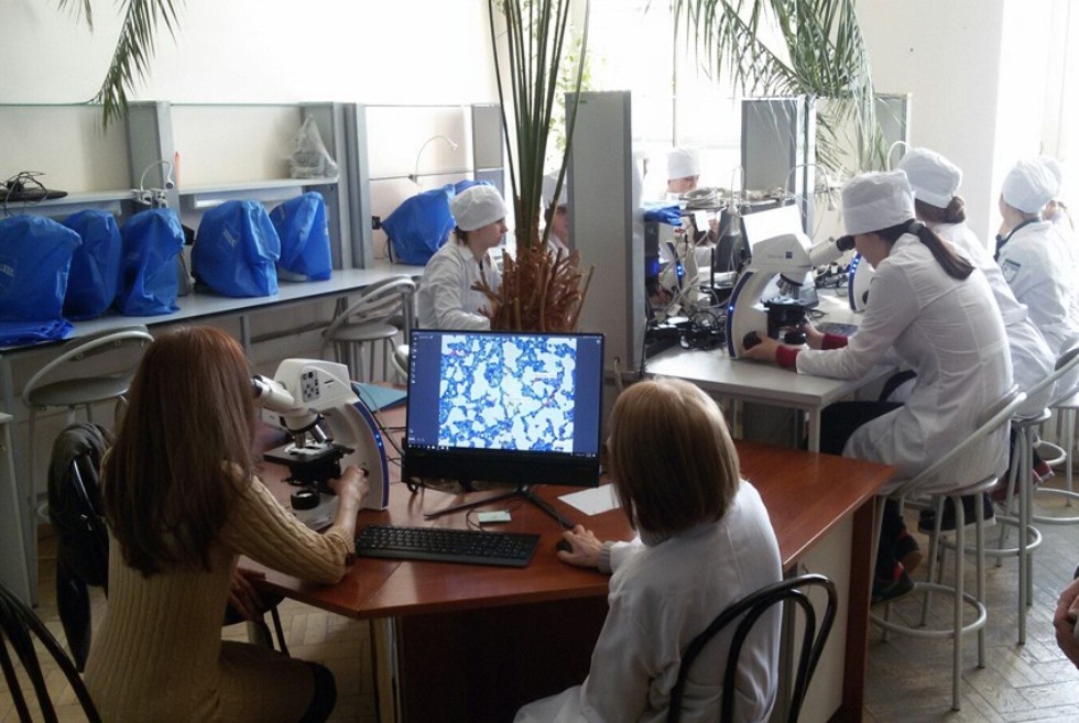 Класс цифровых микроскопов На кафедре зоологии и общей биологии ИФМиБ оценили возможностимикроскопов Carl Zeiss Microscopy GmbH со спецификацией для цифровой микроскопии