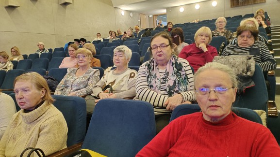 Студенты элегантного возраста прослушали лекцию Студенты элегантного возраста прослушали лекцию