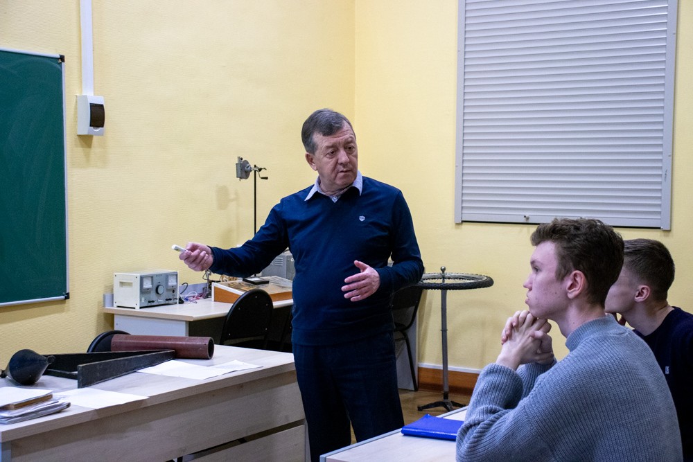 Обучающиеся психолого-педагогических классов Елабужского муниципального района познают методические особенности в преподавании математики и естественных наук в школе. Обучающиеся психолого-педагогических классов Елабужского муниципального района познают методические особенности в преподавании математики и естественных наук в школе.