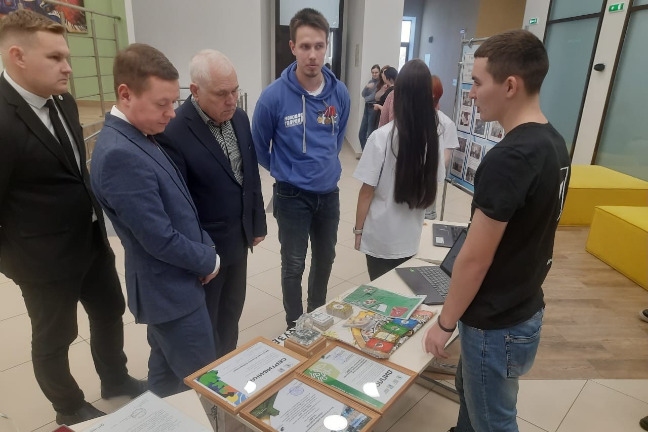 День волонтера отметили студенты Елабужского института КФУ День волонтера отметили студенты Елабужского института КФУ