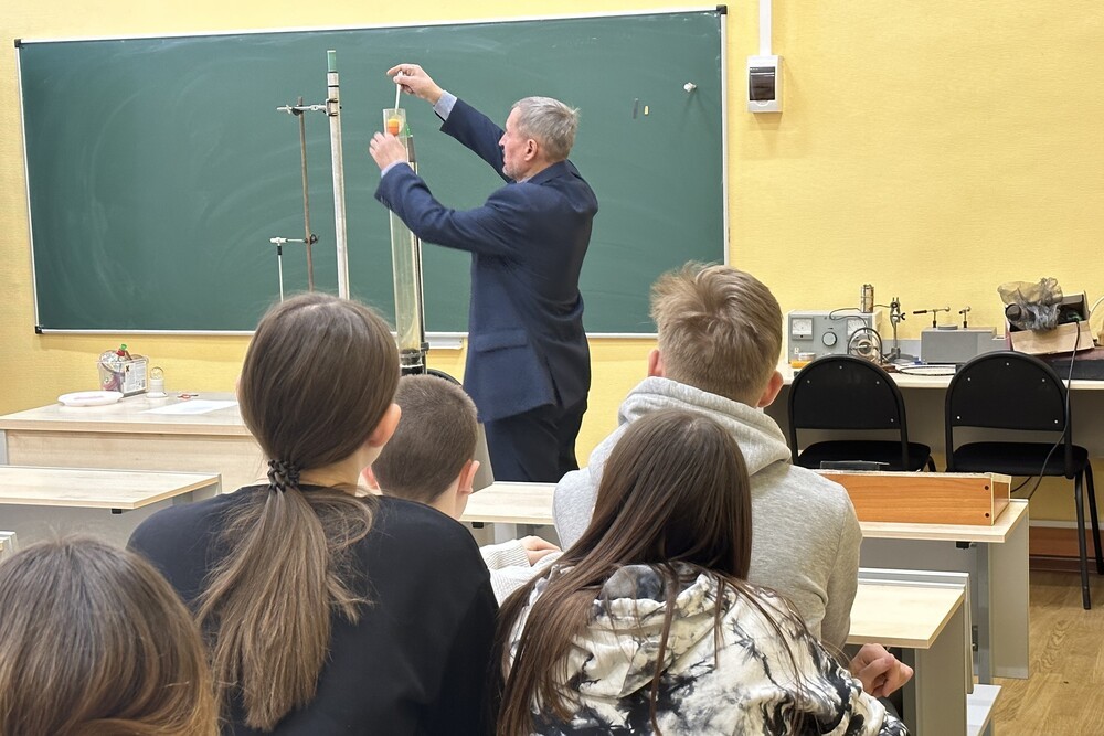 В воскресенье, 2 апреля, в Елабужском институте КФУ для школьников из Лисичанска были проведены мастер-классы от отделения математики и естественных наук В воскресенье, 2 апреля, в Елабужском институте КФУ для школьников из Лисичанска были проведены мастер-классы от отделения математики и естественных наук