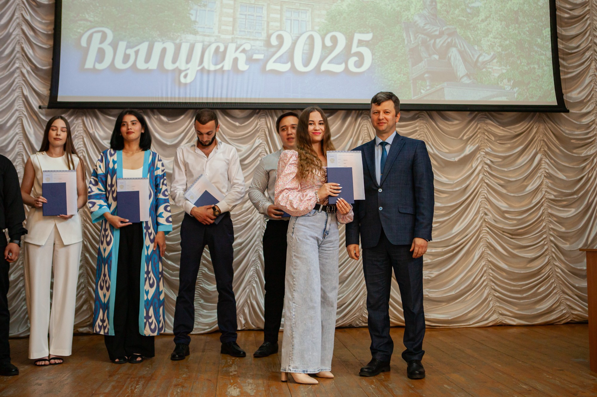 Состоялось вручение дипломов выпускникам Елабужского института КФУ Состоялось вручение дипломов выпускникам Елабужского института КФУ