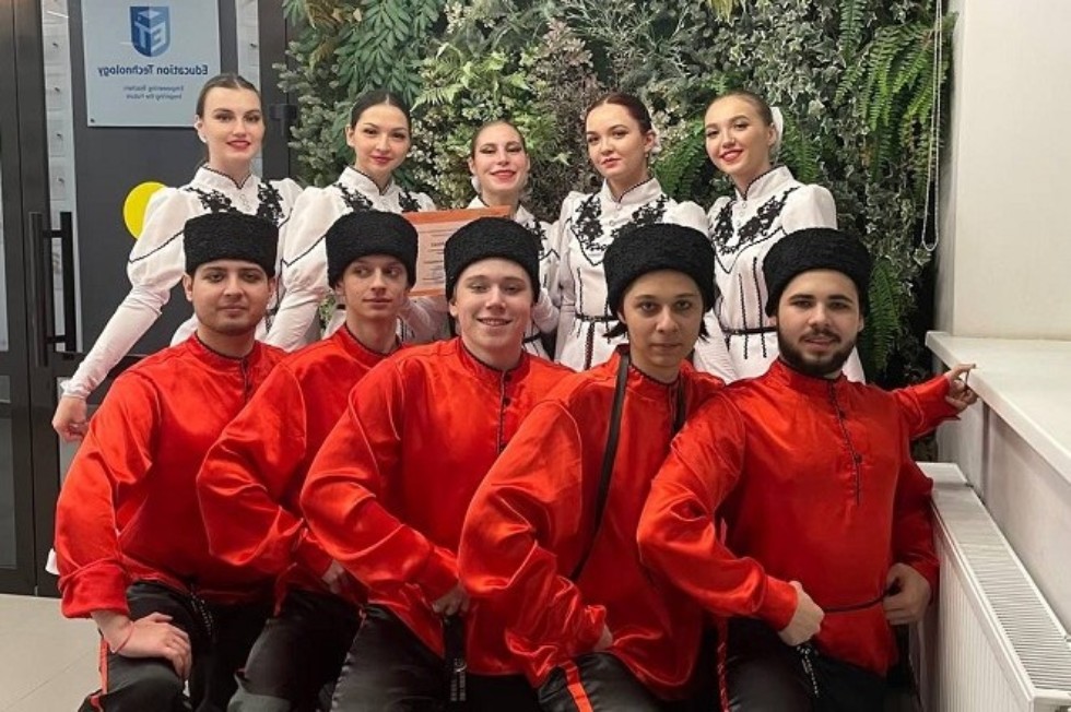 Танцевальный коллектив 'Ялкын' выступил на гала-концерте Приволжского молодежного фестиваля народного творчества 'Национальное достояние' Танцевальный коллектив 'Ялкын' выступил на гала-концерте Приволжского молодежного фестиваля народного творчества 'Национальное достояние'