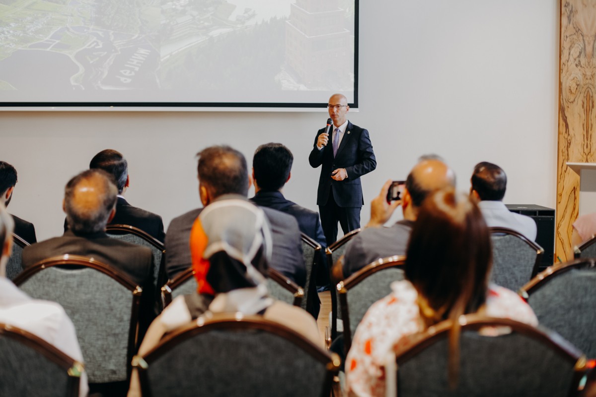 Студенты КФУ выступили переводчиками инфо-тура для туристических компаний из Ирана Студенты КФУ выступили переводчиками инфо-тура для туристических компаний из Ирана