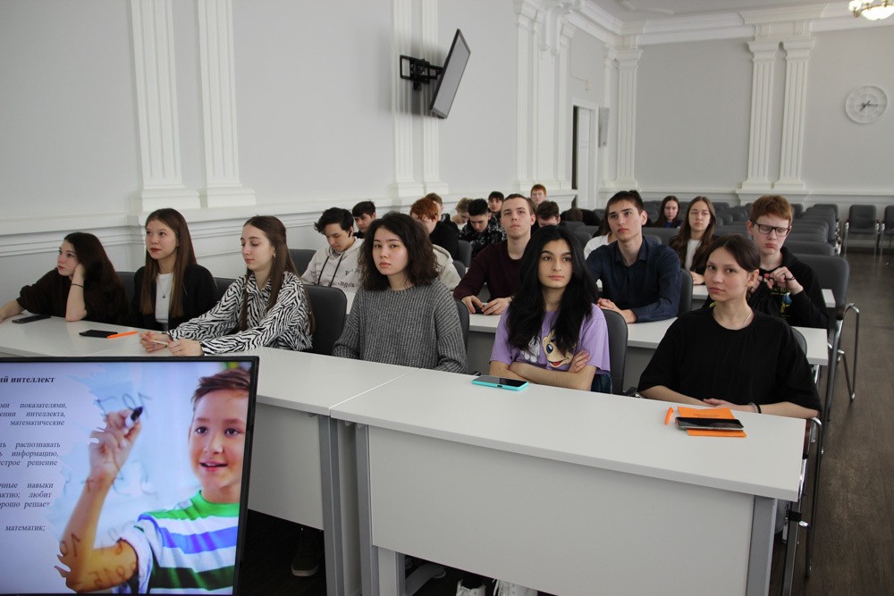 На элективном курсе 'Основы педагогики' обучающиеся психолого-педагогических классов Елабужского муниципального района Республики Татарстан определяют вектор профессионального развития педагога будущего На элективном курсе 'Основы педагогики' обучающиеся психолого-педагогических классов Елабужского муниципального района Республики Татарстан определяют вектор профессионального развития педагога будущего