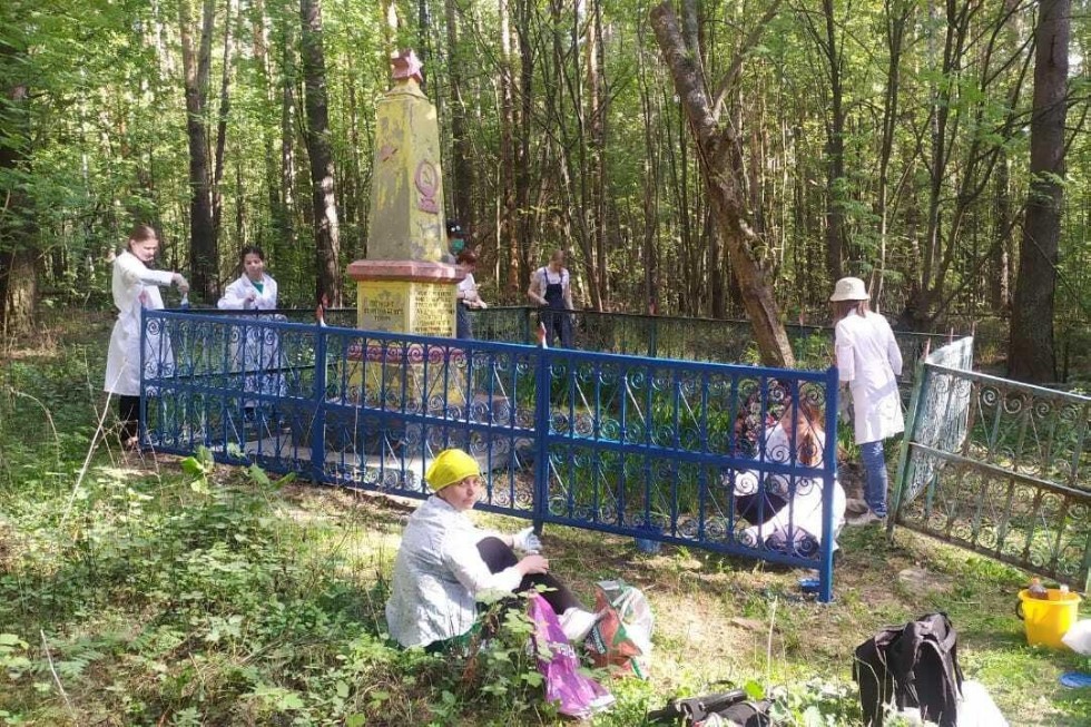 Студенты Елабужского института привели в порядок могилы красноармейцев Студенты Елабужского института привели в порядок могилы красноармейцев