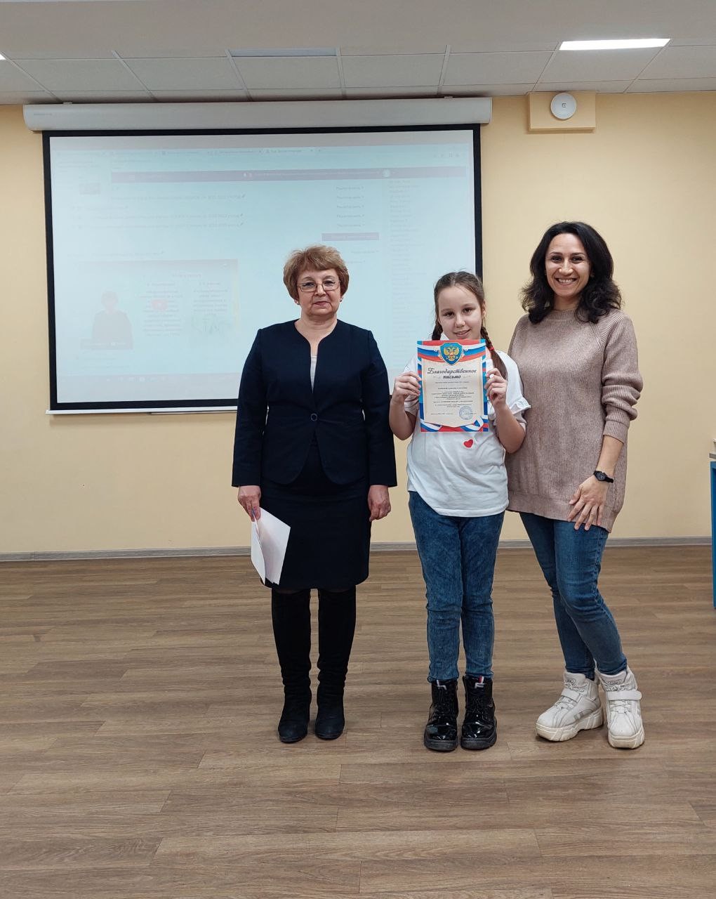 Награждение юных актеров и студентов-наставников детского театра 'Радуга' Награждение юных актеров и студентов-наставников детского театра 'Радуга'