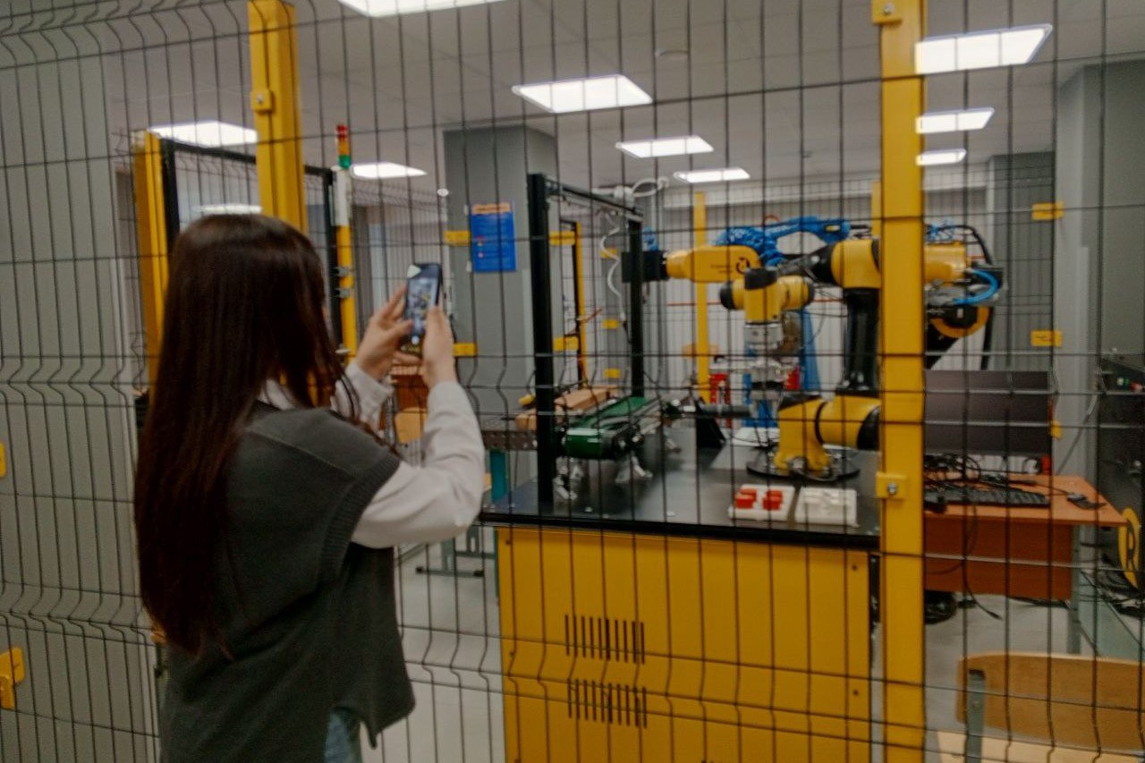 Школьники знакомятся с инженерными лабораториями Елабужского института КФУ Школьники знакомятся с инженерными лабораториями Елабужского института КФУ