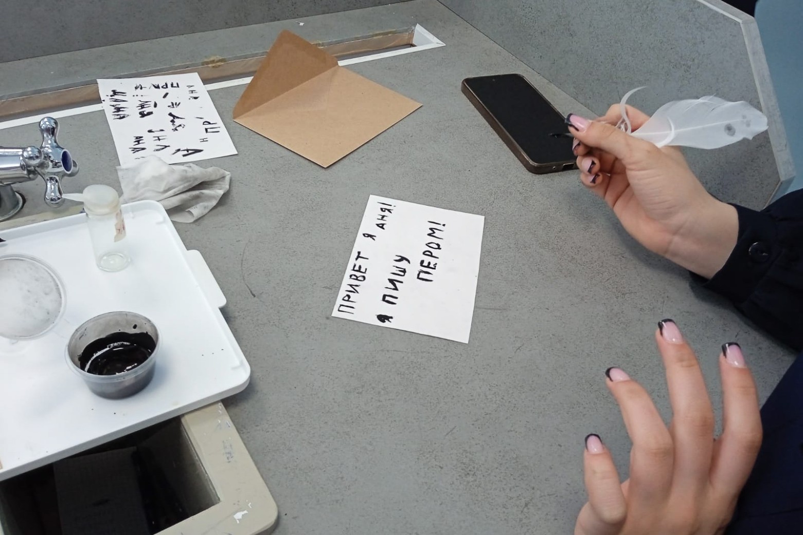 Школьники научились делать чернила и писать пером Школьники научились делать чернила и писать пером