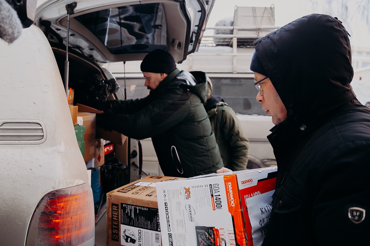 КФУ передал подарки для бойцов участникам гуманитарного автопробега 'Владивосток ? Луганск' КФУ передал подарки для бойцов участникам гуманитарного автопробега 'Владивосток ? Луганск'