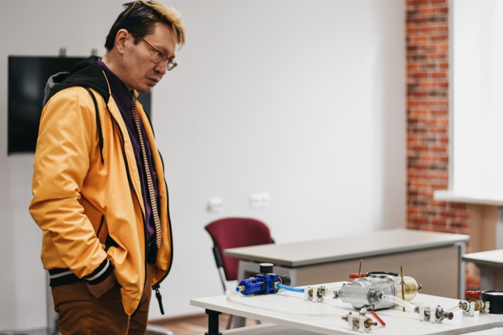 ����� ��������� ���� ������������� 