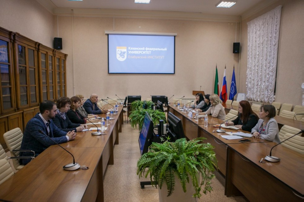 В Елабужском институте КФУ обсудили курсы повышения квалификации для учителей Менделеевского муниципального района