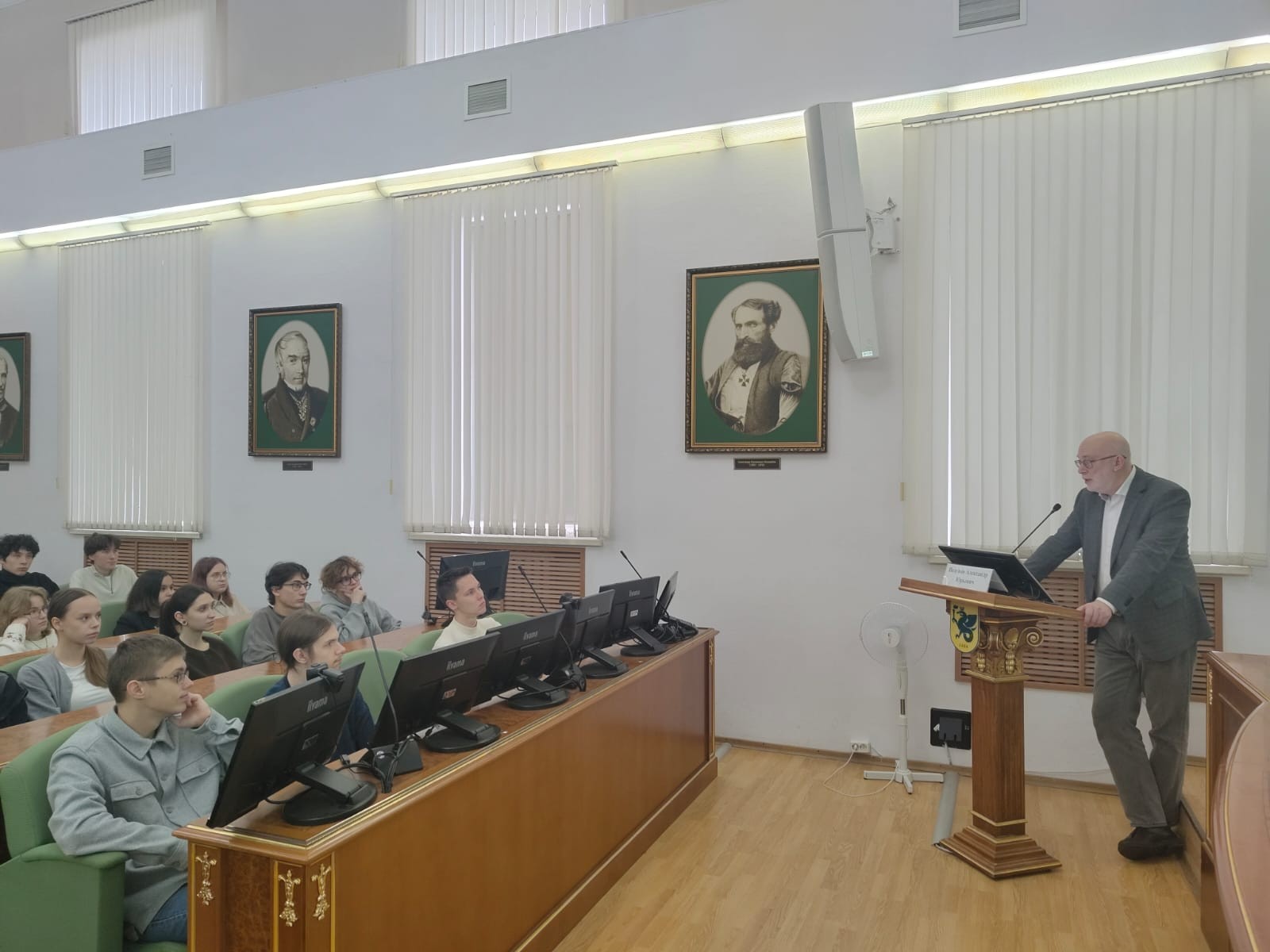 В ИМОИиВ состоялась публичная лекция Александра Полунова В ИМОИиВ состоялась публичная лекция Александра Полунова