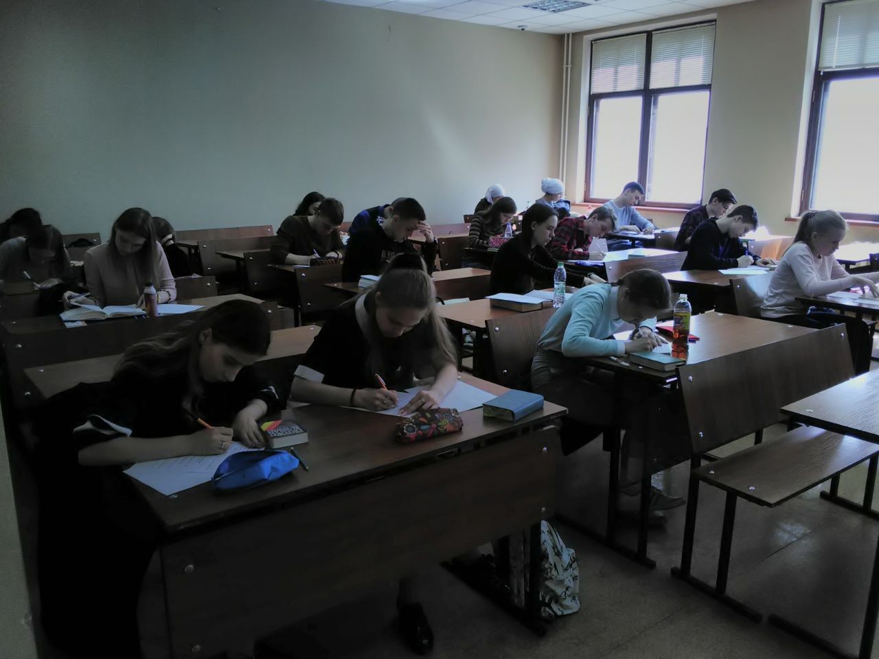 Мы переводим строки, опаленные войной?Мы помним тех, благодаря кому живем с тобой? Мы переводим строки, опаленные войной?Мы помним тех, благодаря кому живем с тобой?