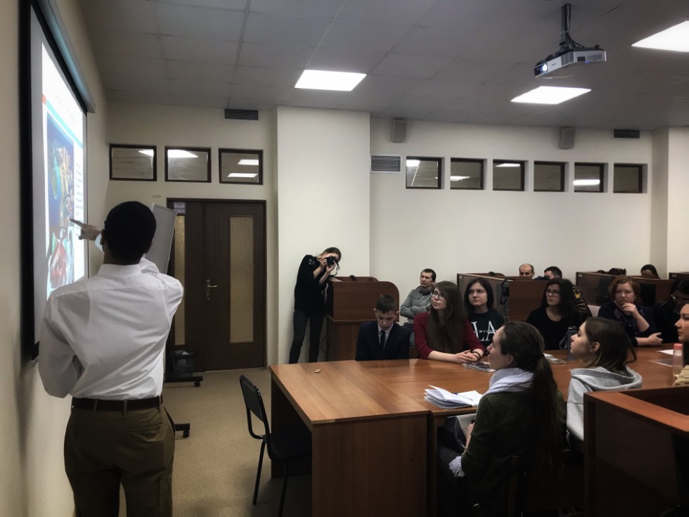 An open interactive lecture was given by the teacher from the USA John Leake in the Institute of Philology and International Communication