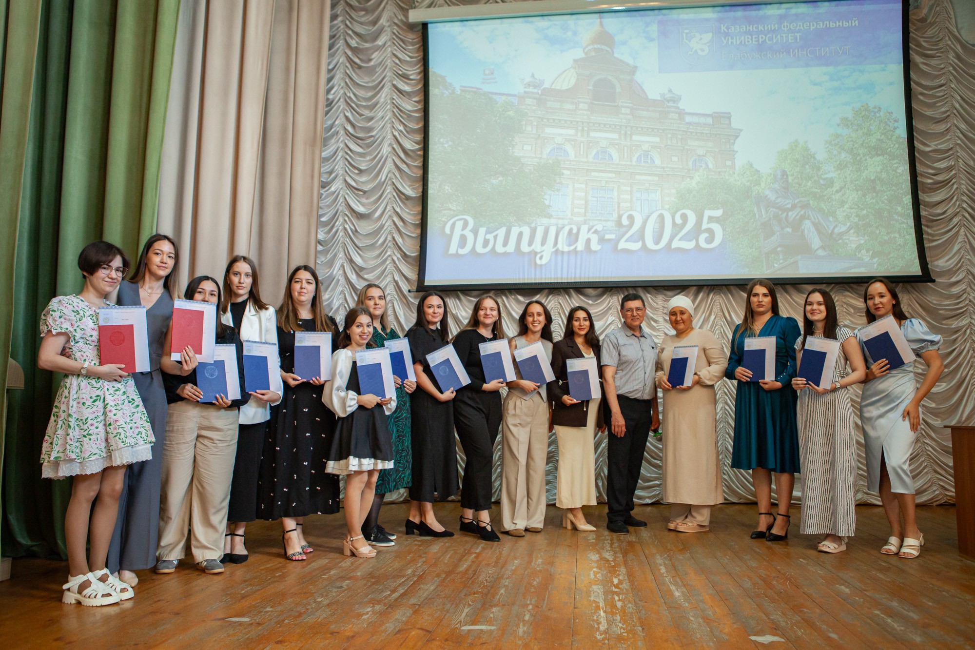 В Елабужском институте КФУ вручили дипломы новым специалистам В Елабужском институте КФУ вручили дипломы новым специалистам