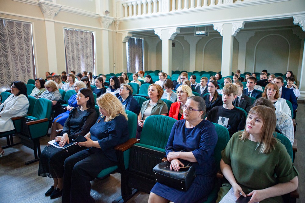 Сегодня в актовом зале Елабужского института Казанского Федерального университета состоялась  торжественная линейка  'Учителем быть круто!'