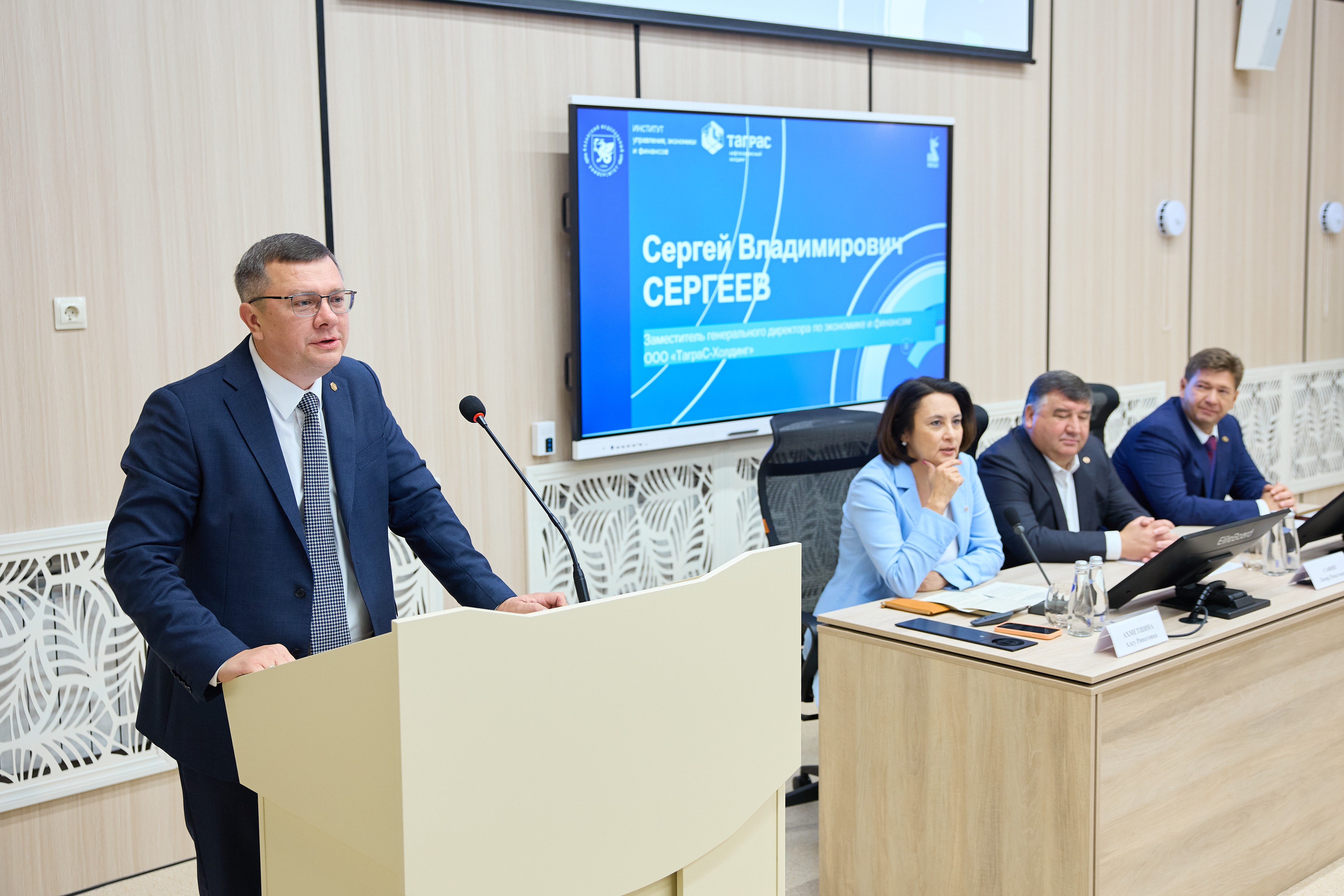 Холдинг 'ТАГРАС' обновил для КФУ аудиторию к новому учебному году Холдинг 'ТАГРАС' обновил для КФУ аудиторию к новому учебному году