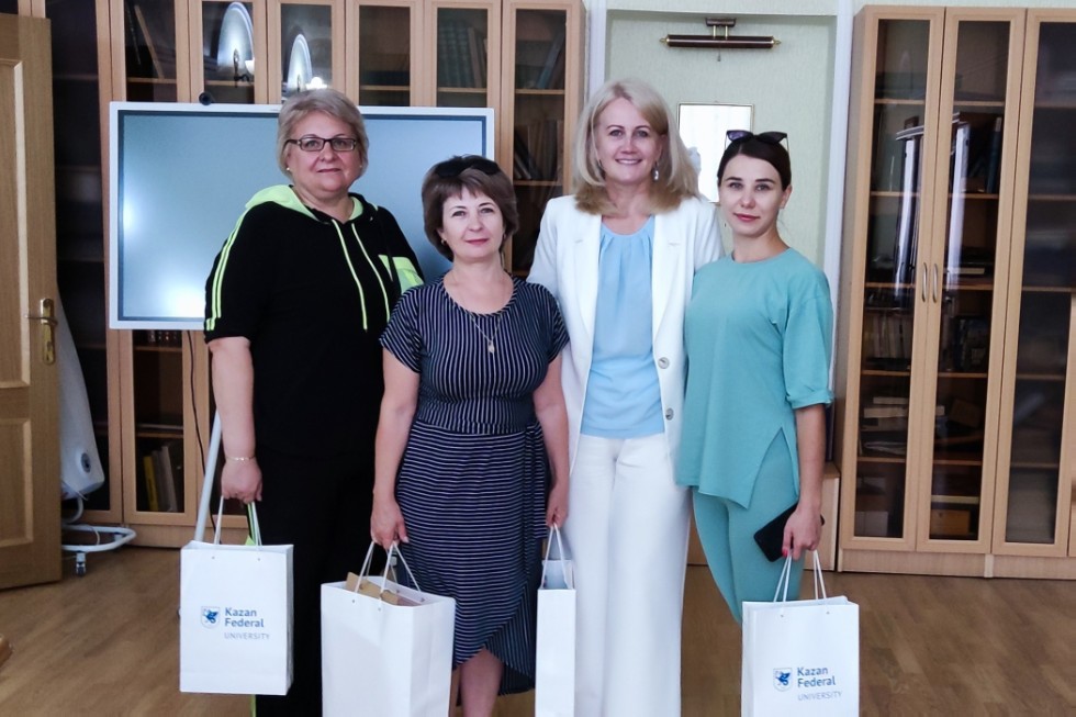 Директор Елабужского института КФУ встретилась с учителями из Канта, Республика Киргизия Директор Елабужского института КФУ встретилась с учителями из Канта, Республика Киргизия