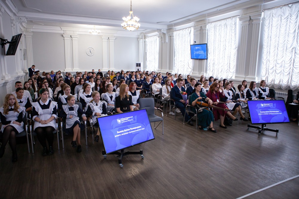 Сегодня в рамках XI Международных Цветаевских чтений во всех учебных заведениях города прошел Единый урок 'Читаем Цветаеву'. Сегодня в рамках XI Международных Цветаевских чтений во всех учебных заведениях города прошел Единый урок 'Читаем Цветаеву'.