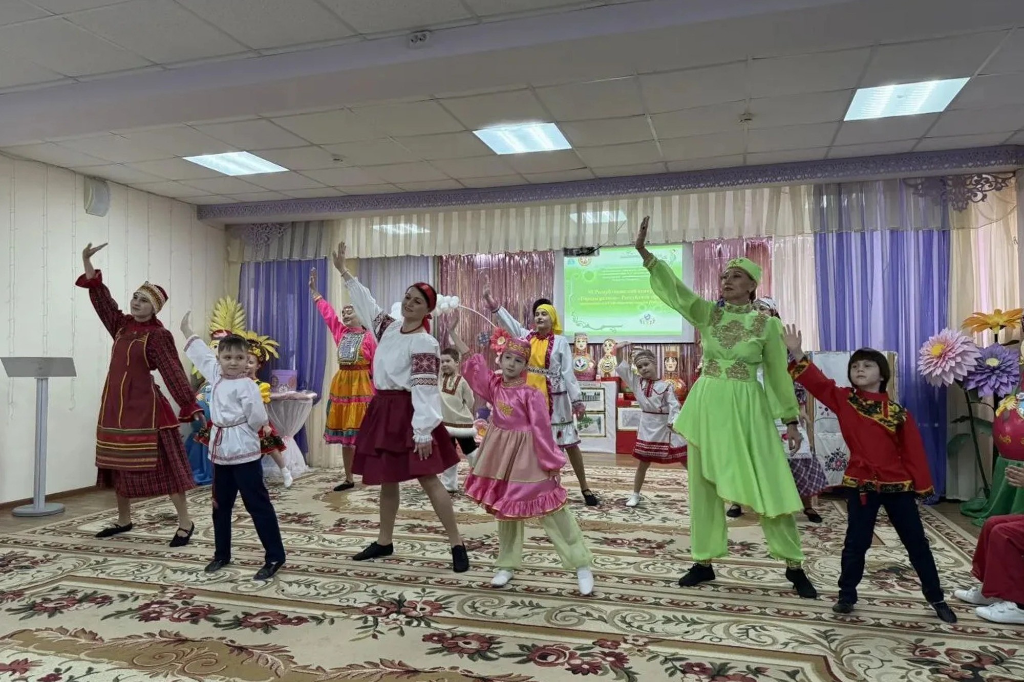 Доцент Елабужского института КФУ выступила экспертом республиканского конкурса 'Республика одна ? народы разные' Доцент Елабужского института КФУ выступила экспертом республиканского конкурса 'Республика одна ? народы разные'