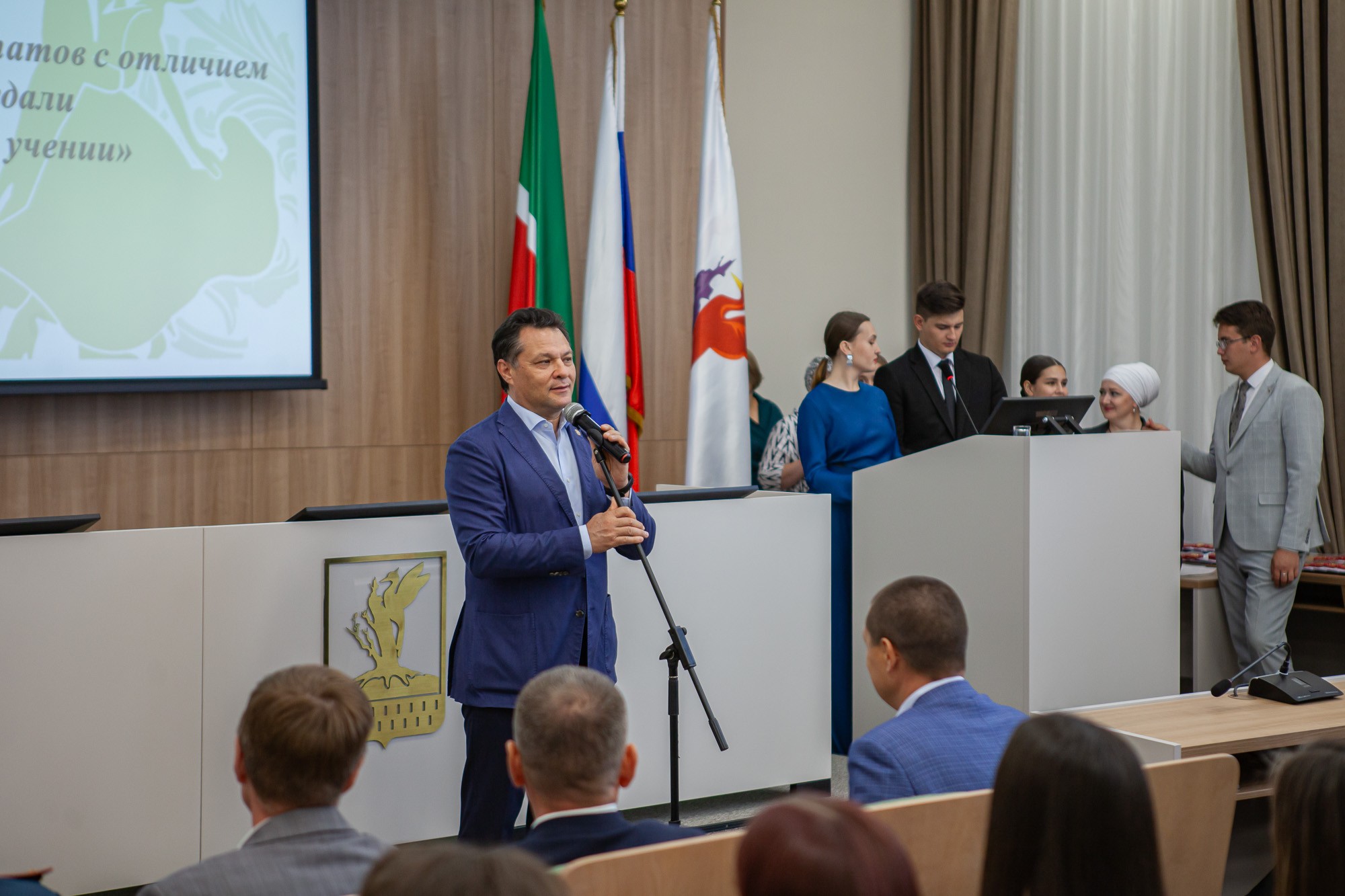 Выпускникам школы КФУ 'Университетская' торжественно вручили медали Выпускникам школы КФУ 'Университетская' торжественно вручили медали