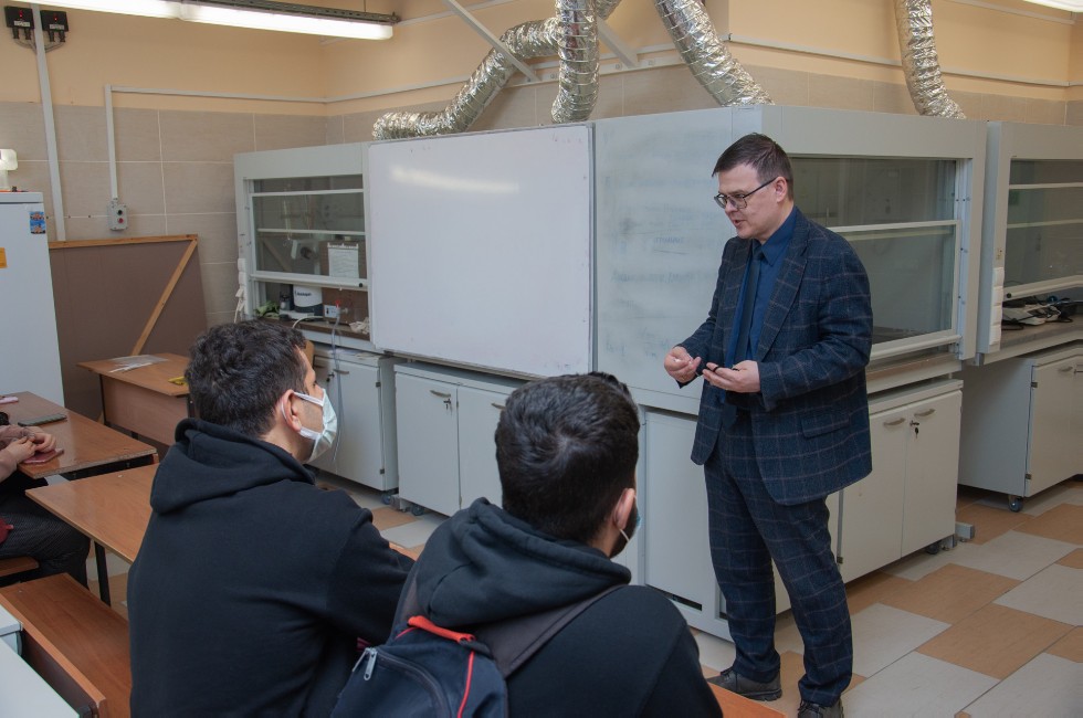 Студенты Подготовительного факультета для иностранных учащихся КФУ посетили Химический институт им. А. М. Бутлерова