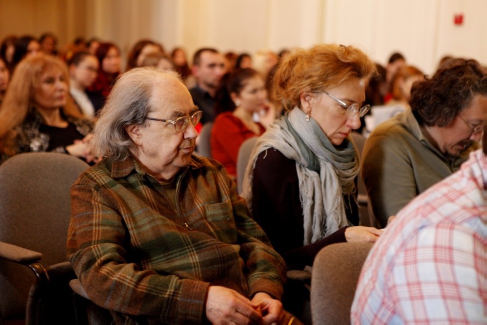 Общество живых поэтов на сцене Елабужского института КФУ Общество живых поэтов на сцене Елабужского института КФУ