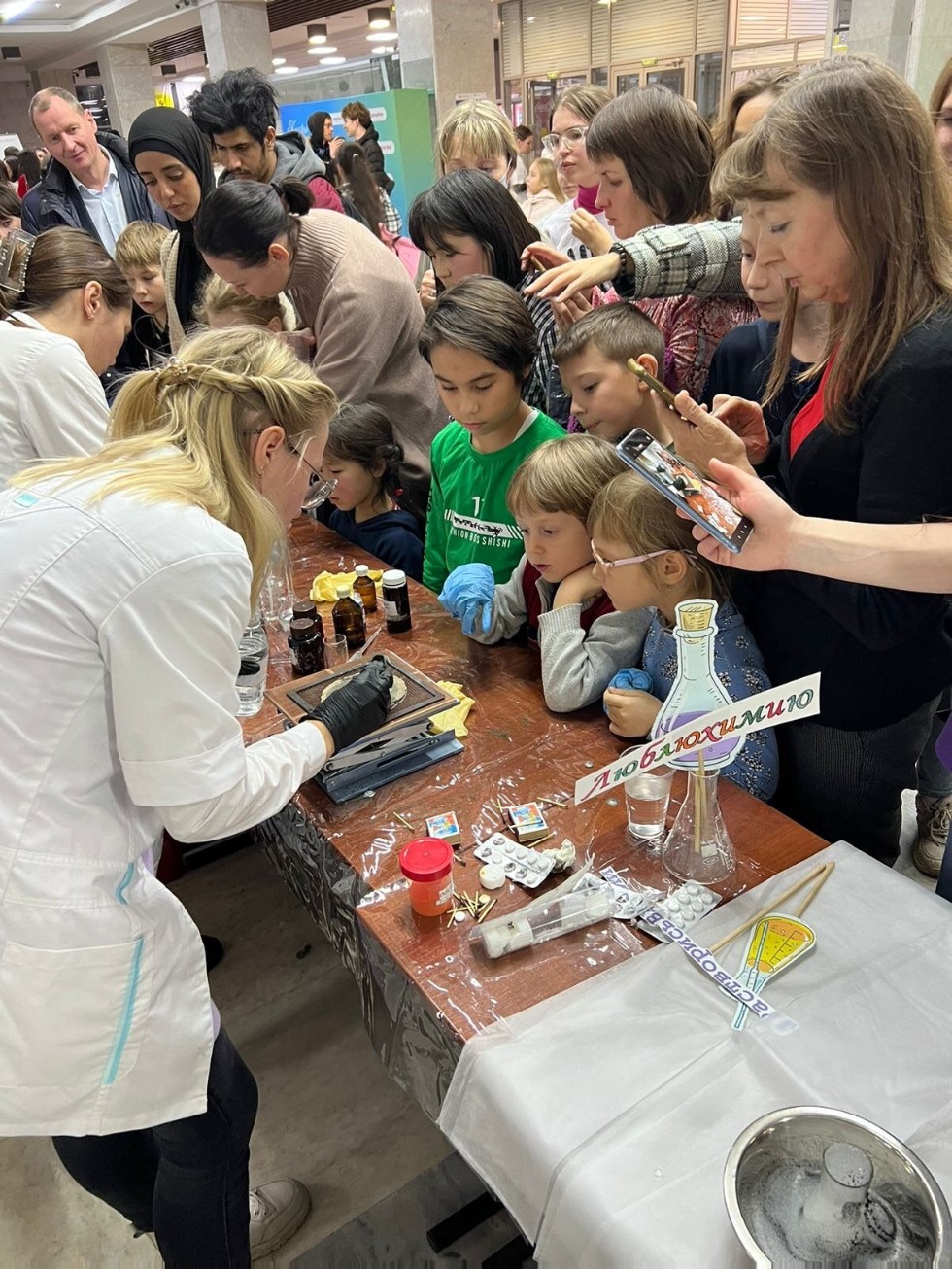 Студенты кафедры химического образования традиционно приняли участие в очередной серии 'PROНаука в КФУ: Ночь интеграции' Студенты кафедры химического образования традиционно приняли участие в очередной серии 'PROНаука в КФУ: Ночь интеграции'